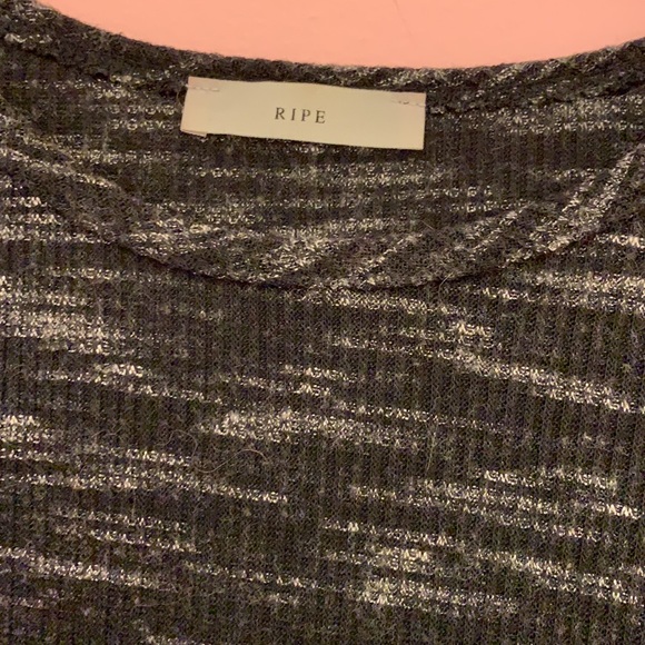 Cold shoulder 3/4 length top - Picture 2 of 4